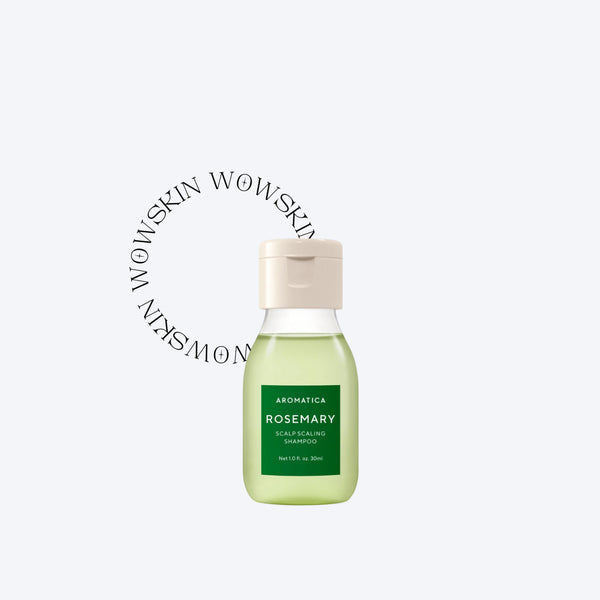 Șamponul Aromatica Rosemary Scalp Scaling 30 ml curăță scalpul în profunzime și reglează excesul de sebum. Ideal pentru călătorii și scalp sensibil.